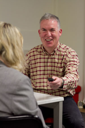 Leendert interviewt iemand met opnameapparaat.